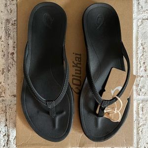 New OluKai Ho’opio Black Onyx Beach Sandals- Size 10